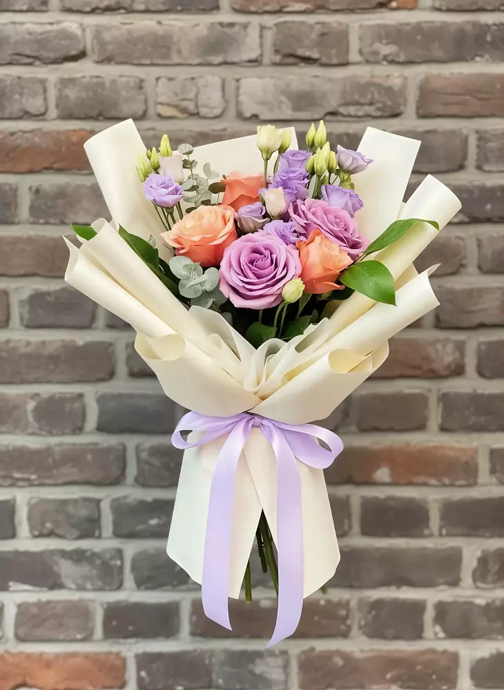 Букет цветов из: Лизиантусы и Розы в Тогучине