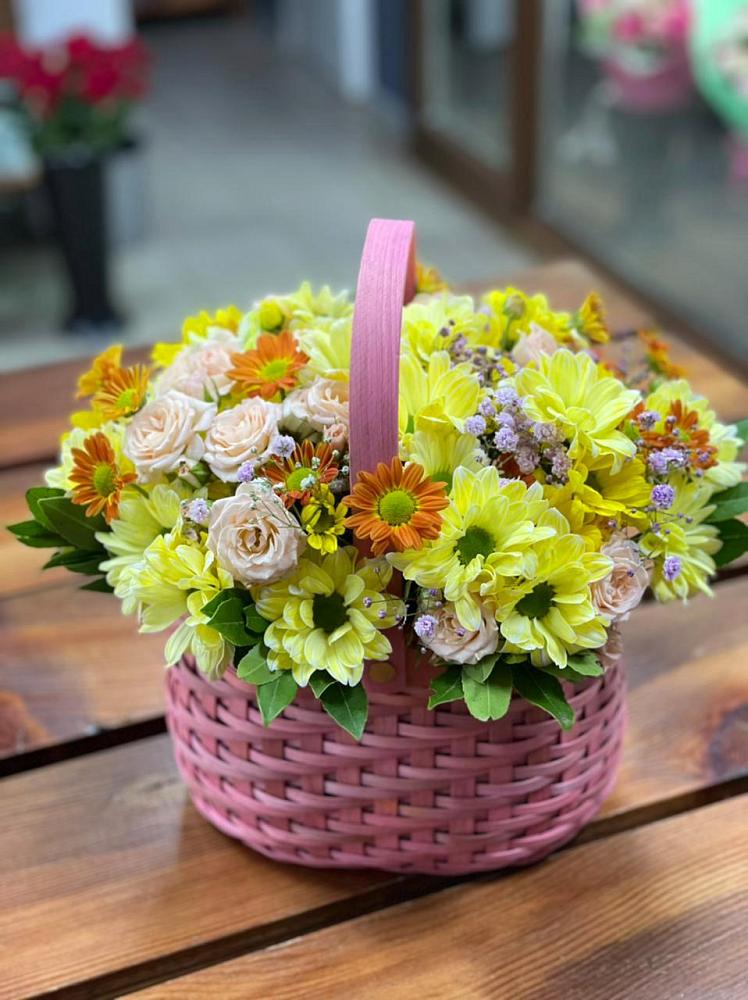 Цветочная композиция из Хризантемы и Розы в корзине в Тогучине