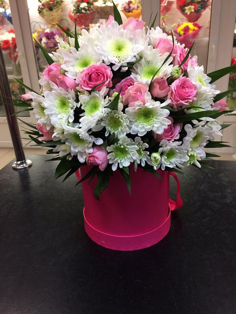 Цветочная композиция из Розы и Хризантемы в шляпной коробке в Тогучине