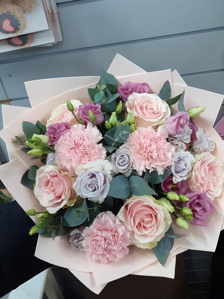 Букет цветов из: Розы, Гвоздики и Лизиантусы в Тогучине